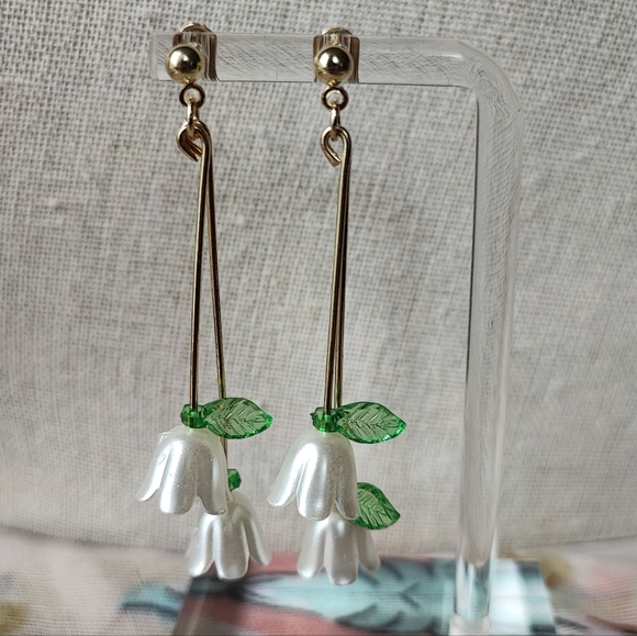 Lily of the Valley Flower Garden Plastic Gold Tone Pierced Earrings Brand New - Picture 1 of 15